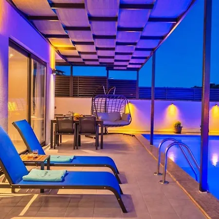 2 Bedroom Luxury With Private Pool In Villa