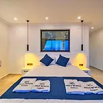 2 Bedroom Luxury With Private Pool In וילה